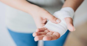 Les accidents de bricolage : comment les éviter ? Une femme qui porte un pansement à la main