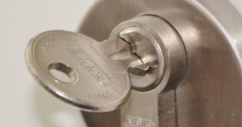 Porte d’entrée : comment changer un cylindre de serrure ?