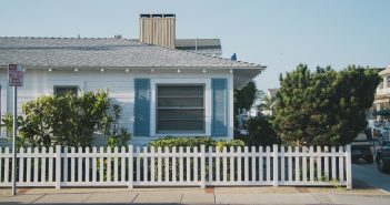 Quelles barrières choisir pour mon jardin ? Maison de plein-pied américaine avec une clôture en barrières blanches