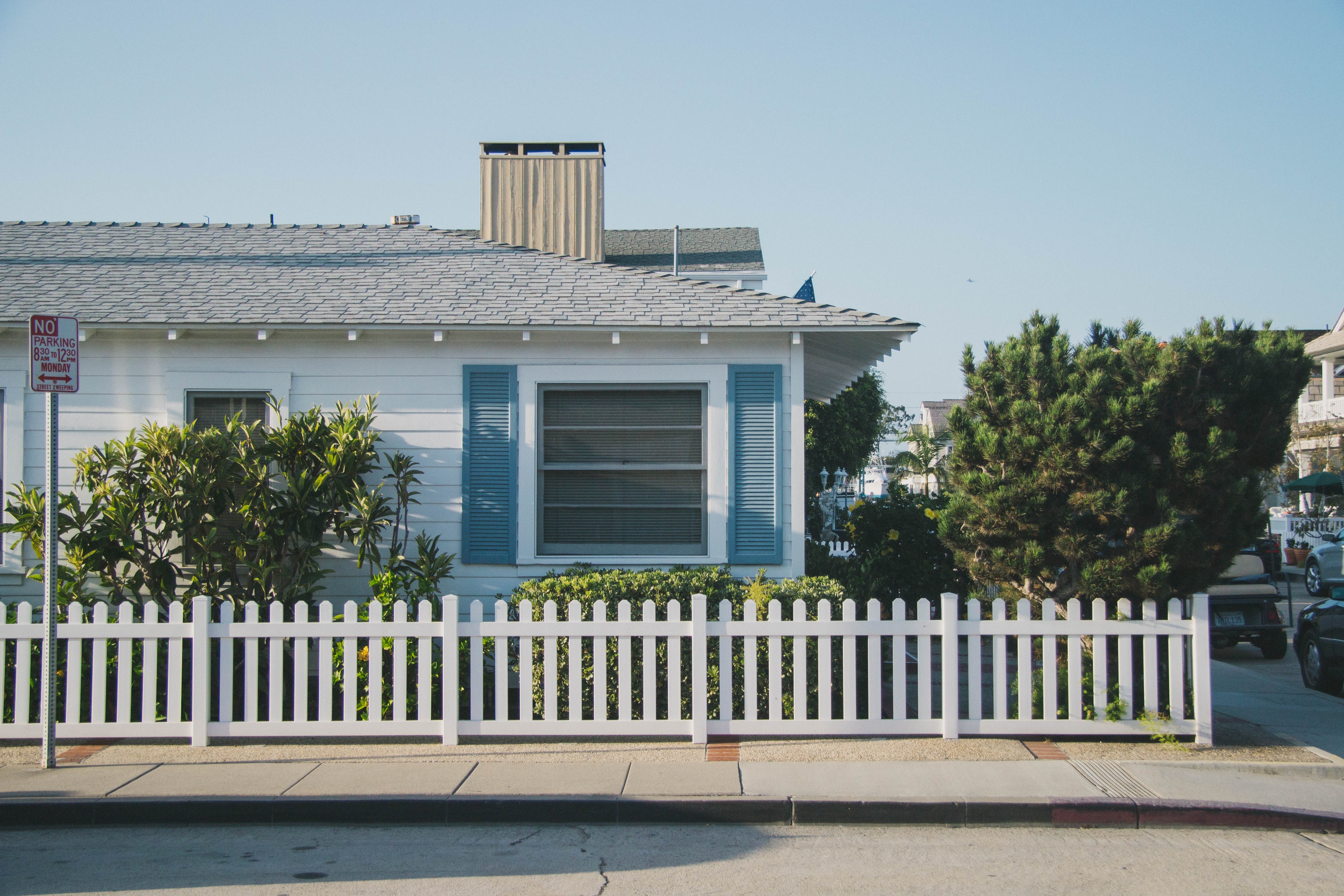 Maison de plein-pied américaine avec une clôture en barrières blanches