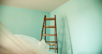 Coordonner des travaux et un déménagement Mur peint en vert avec un escabot devant et un plastique de protection