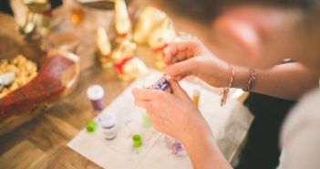 Comment s’habiller pour faire du DIY ? personne faisant des travaux manuels