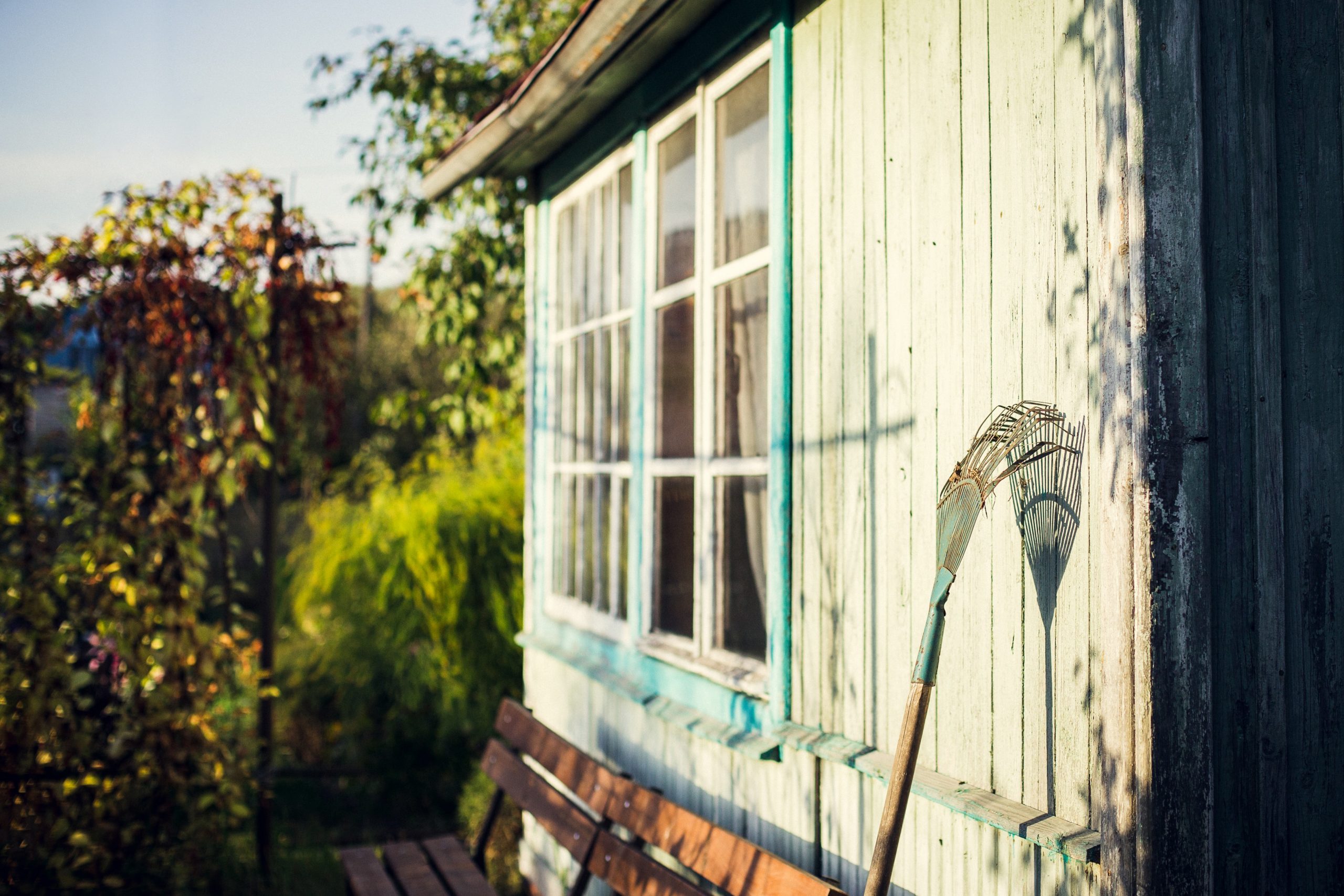 Façade d'un abri de jardin avec rateau